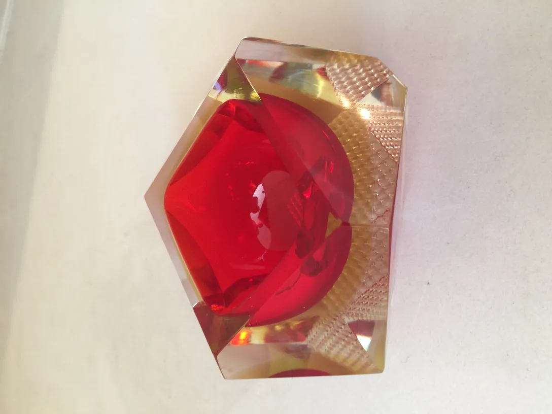 Cristal de Murano antiguo con forma original y colores vibrantes.