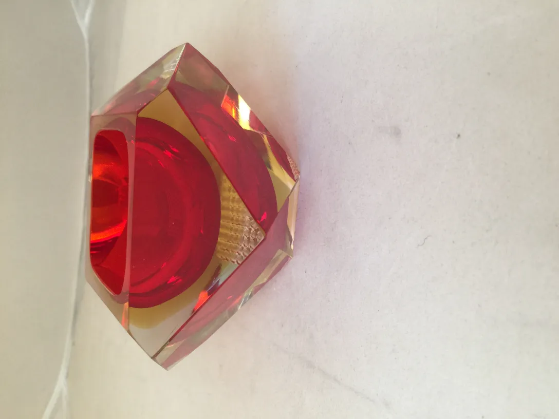 ancien cristal de murano en forme de cube rouge brillant