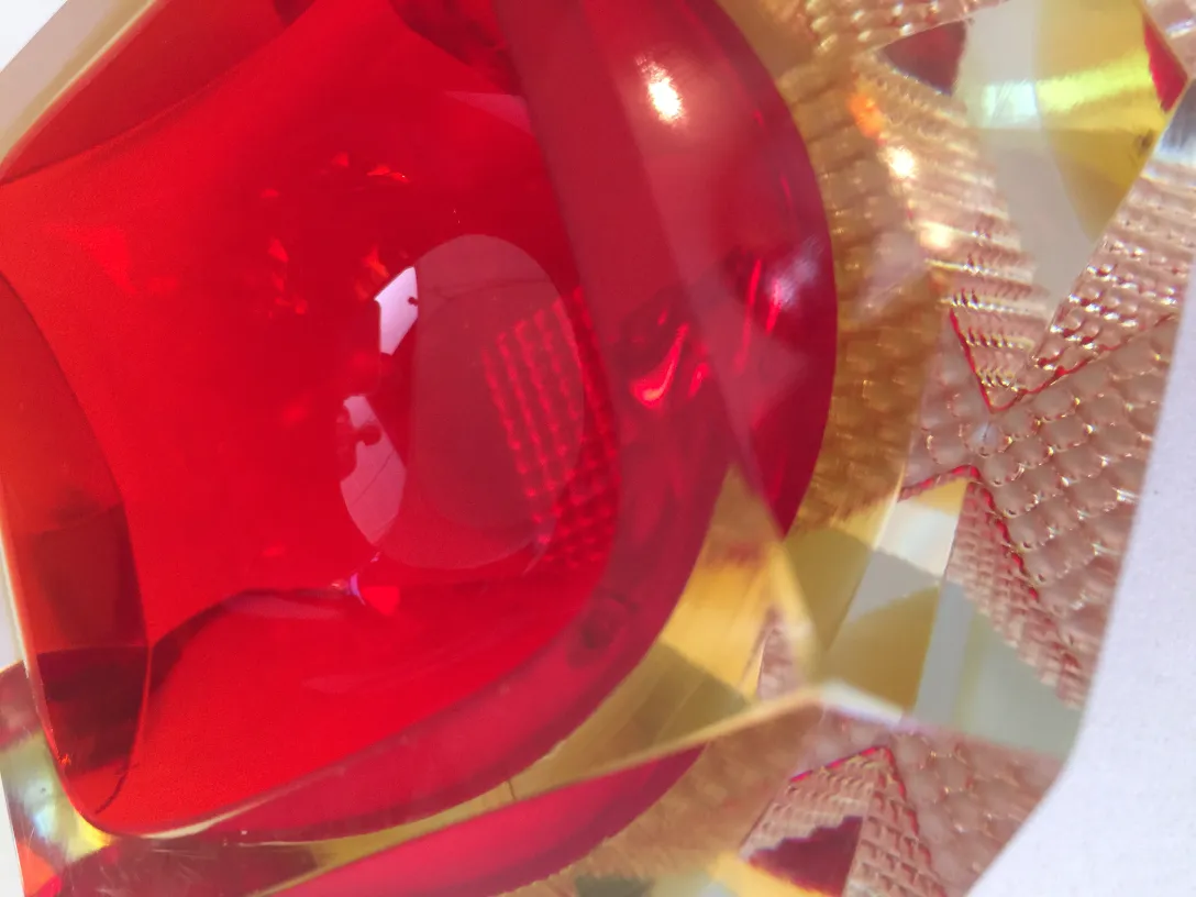 Vetro di Murano antico in colori decorativi rosso e giallo.