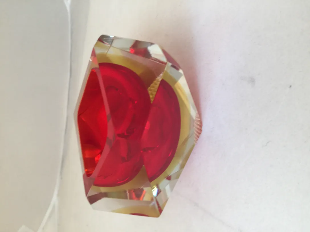 antico vetro di murano rosso e dorato a forma geometrica