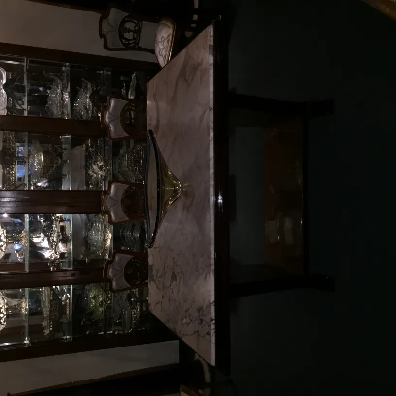 dekoratives murano-glas-stück in antikem ambiente