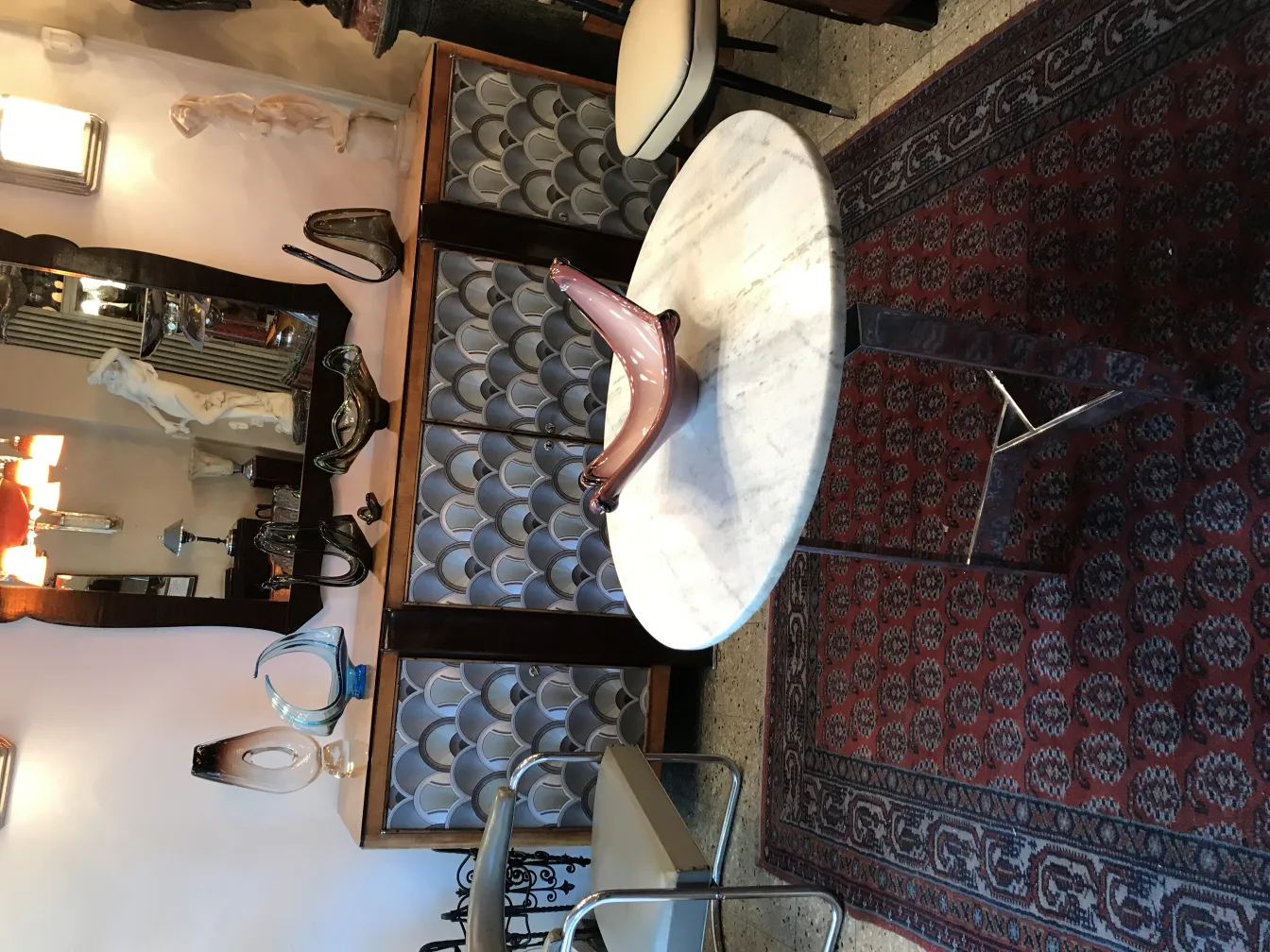 アンティークムラーノガラスの流動的な形状があるクラシックな設定