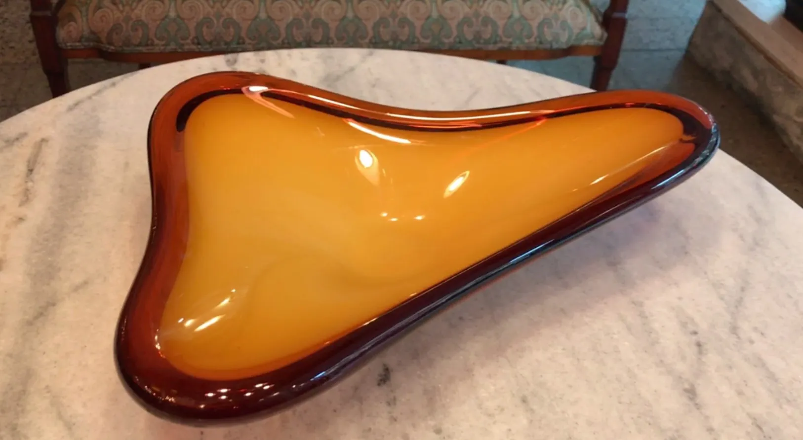 foto de um antigo cristal de Murano amarelo sobre uma mesa