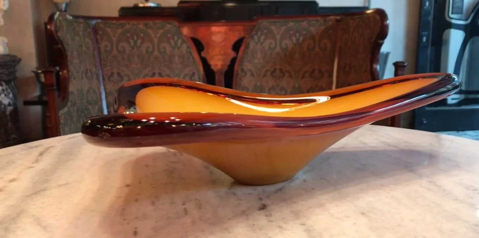 cristallo di murano elegante in toni ambra e rosso, forma ondulata