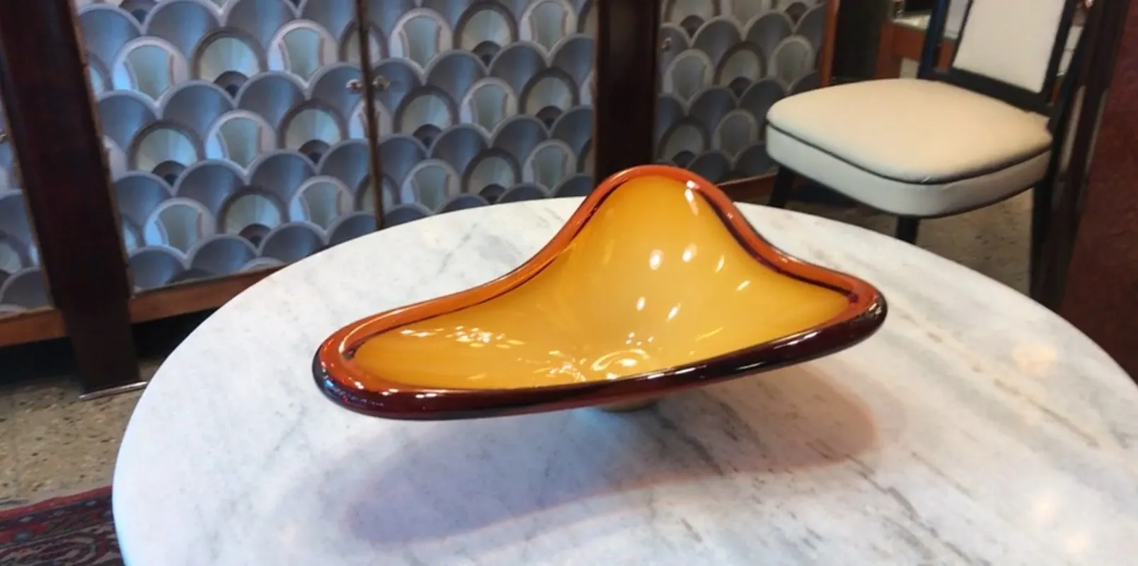 Buntes Murano-Glas mit eleganter Form auf Tisch