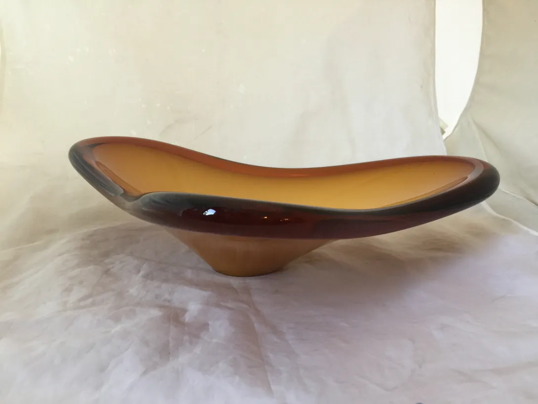 recipiente elegante em forma de arte antigo em tons âmbar