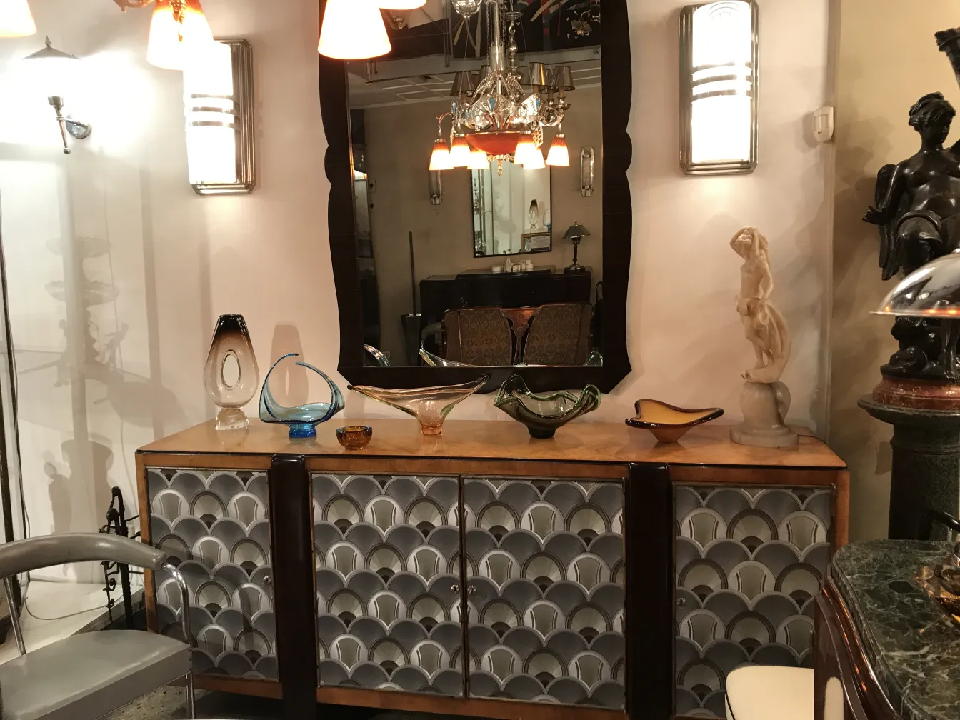 pezzo decorativo antico in vetro di Murano con forme eleganti e colori vivaci sullo sfondo di antichità.