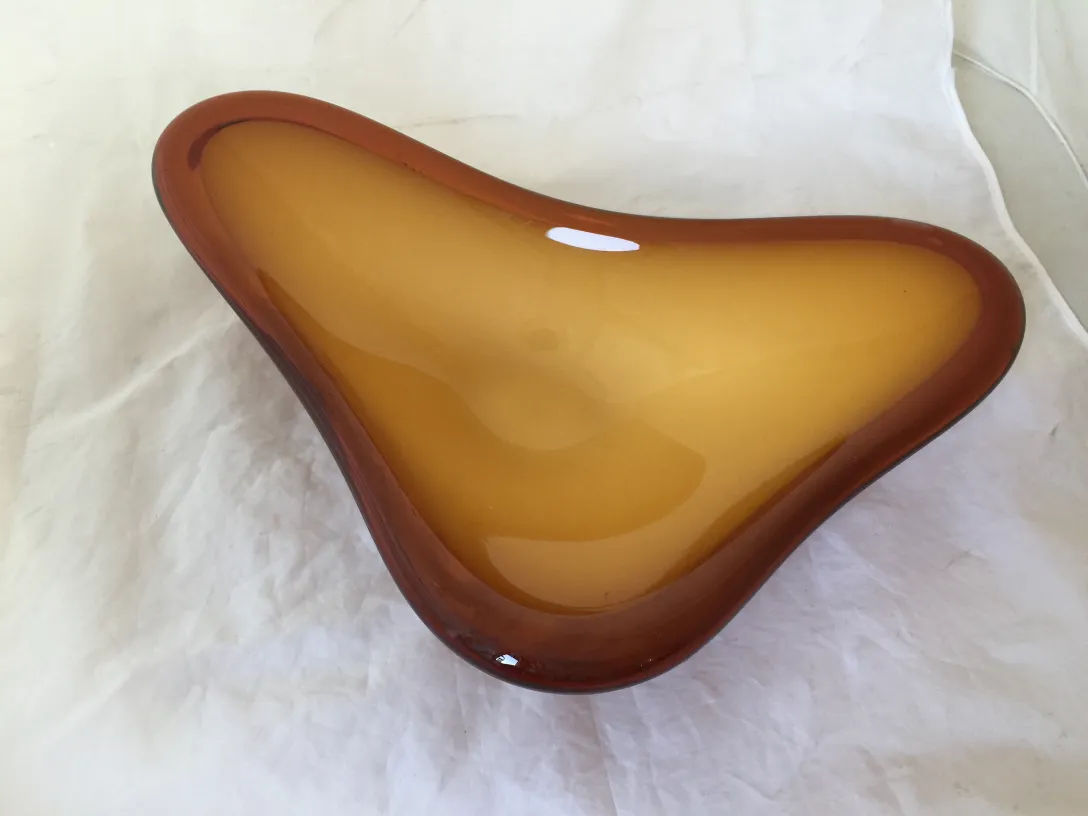 tigela de cristal de murano em tons âmbar com borda escura