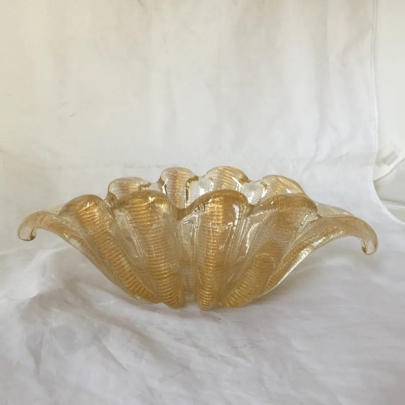 linda peça de cristal de murano com forma de onda e detalhes dourados, perfeita para decoração