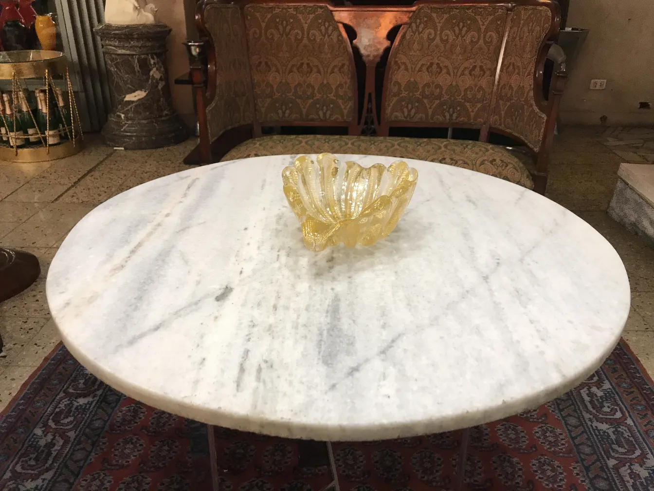 bol décoratif en forme de coquillage, couleur jaune, sur table en marbre