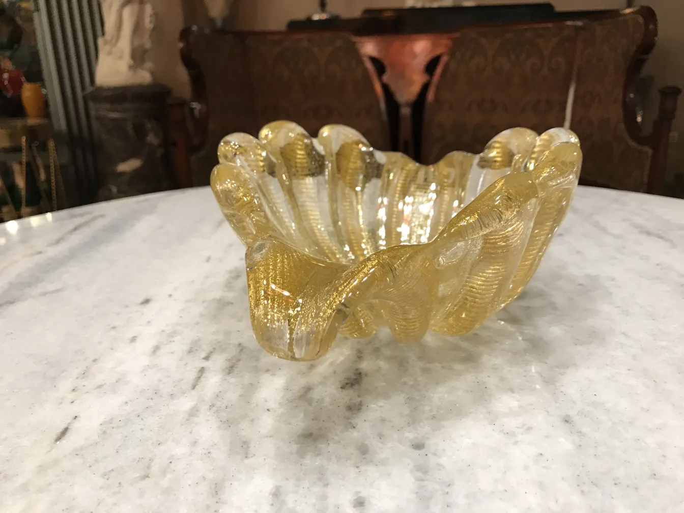 bella pezzo decorativo in vetro di murano con forma ondulata e colore dorato