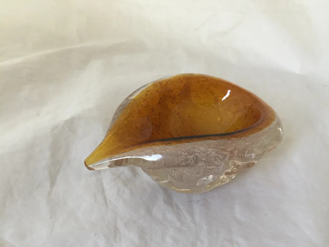 琥珀色和透明色的穆拉诺玻璃叶子