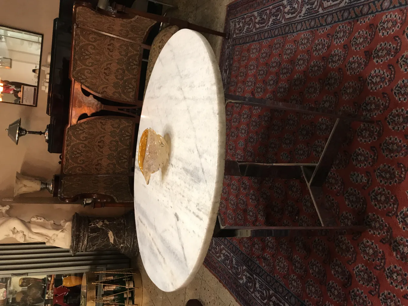 زجاج مورانو القديم زينة فوق طاولة بيضاء