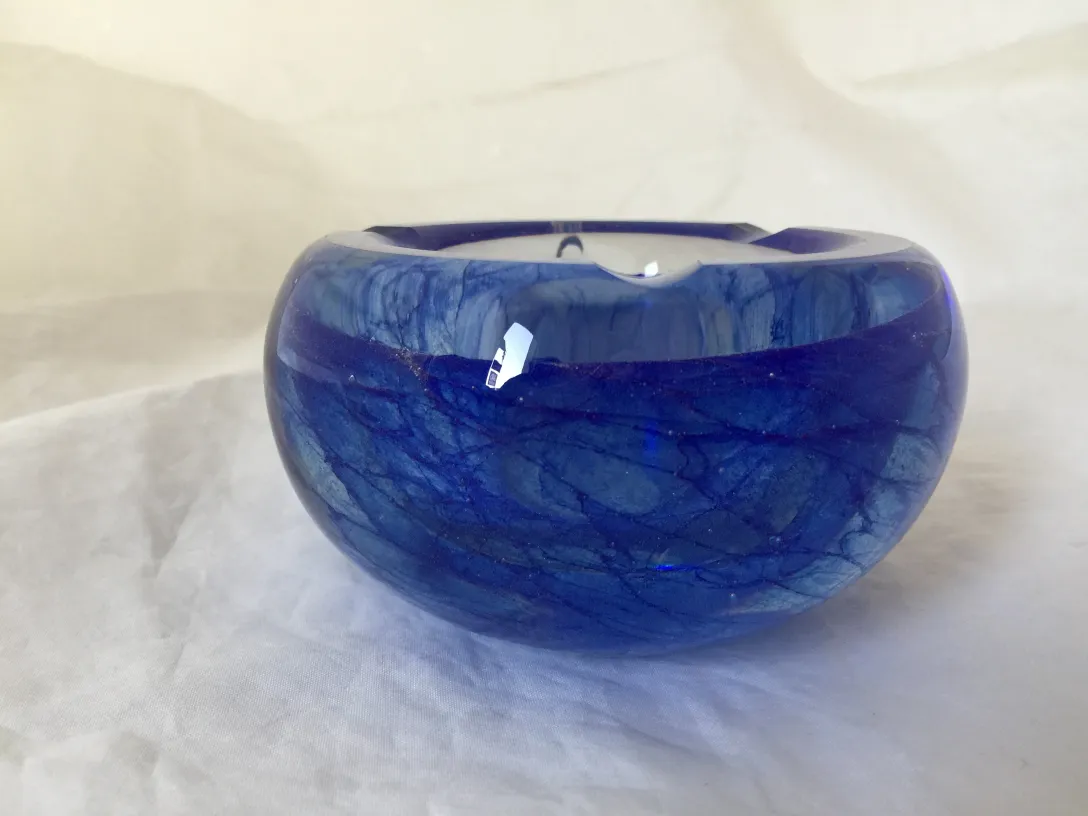 bella antichità in vetro di murano blu brillante, forma rotonda