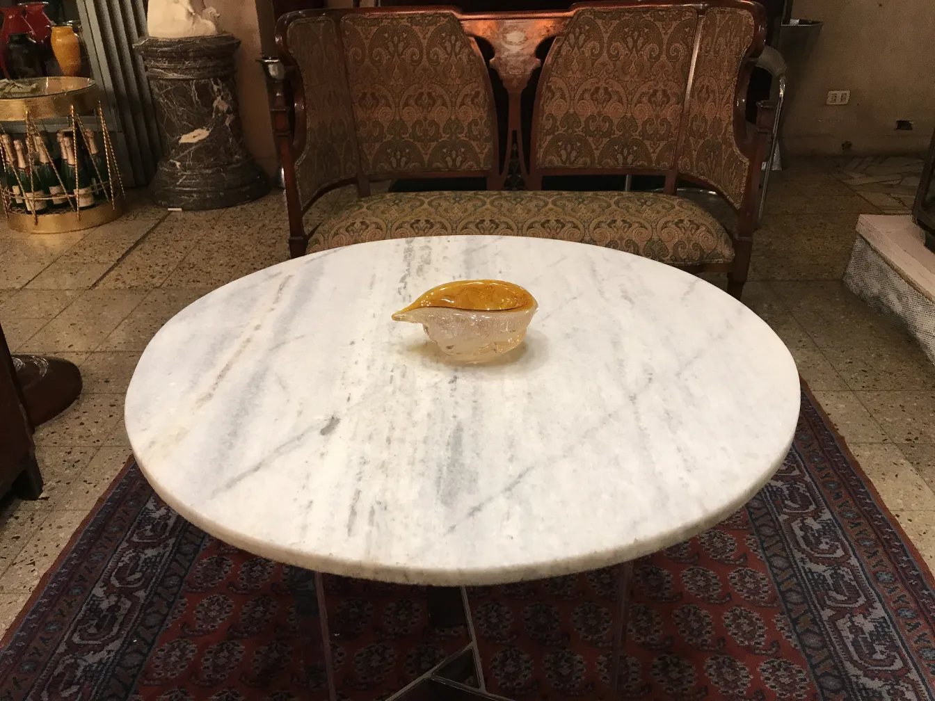 Altes murano-glas mit dekorativer Form und goldener Farbe