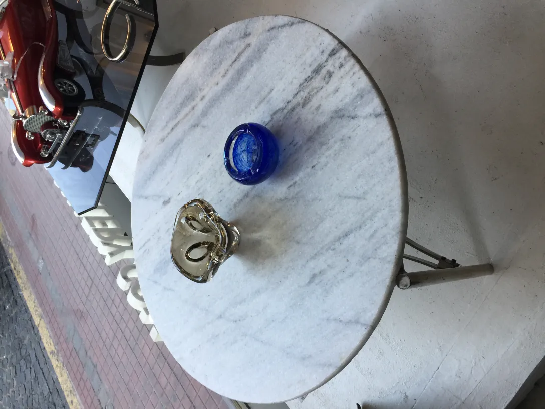 pieza decorativa antigua de cristal de murano en mesa blanca