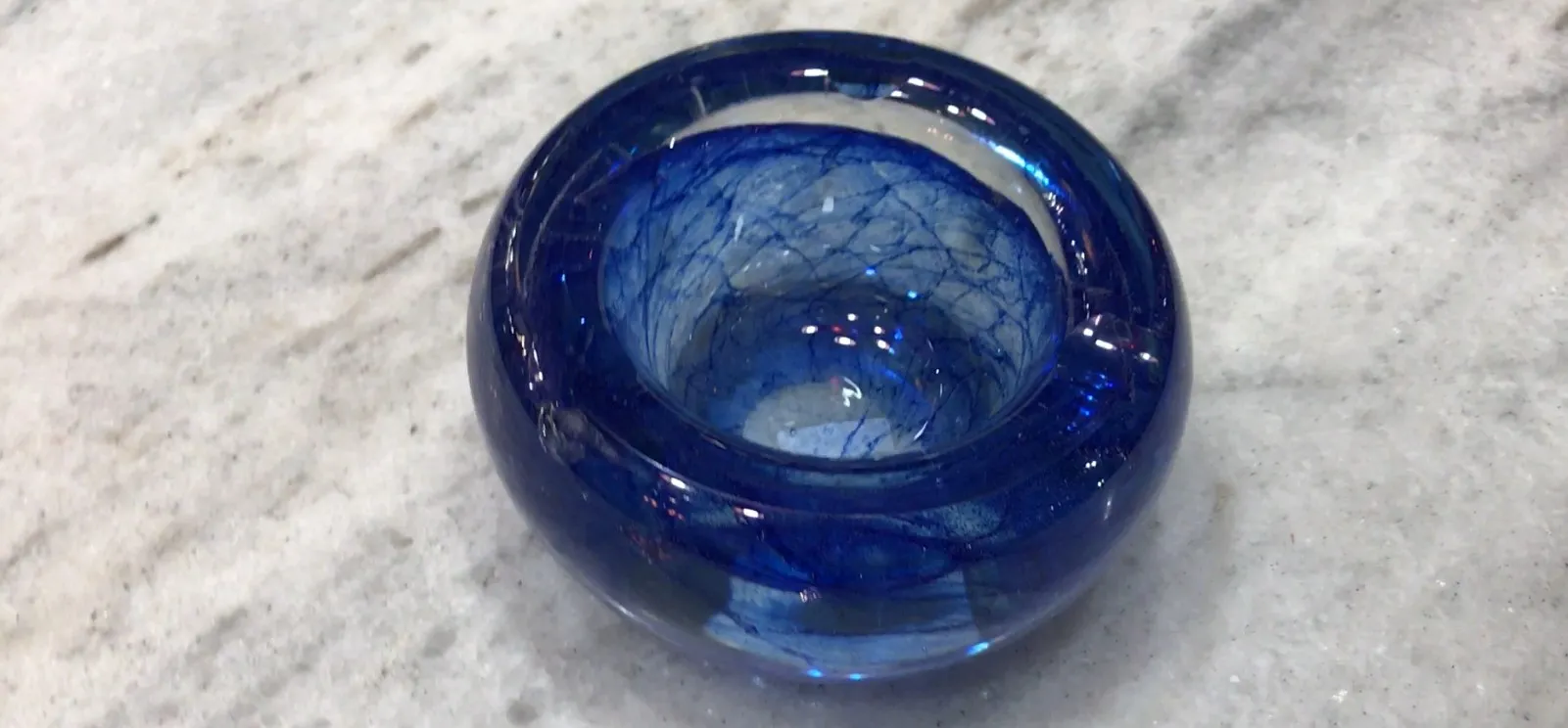 antike murano-glas schüssel in blauer farbe, elegantes design