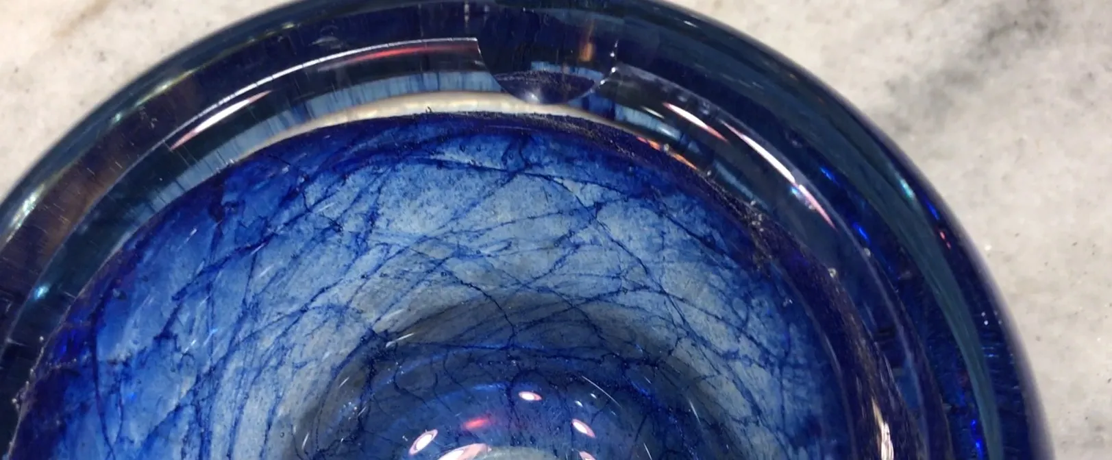 pieza antigua de cristal de murano azul con textura ondulada