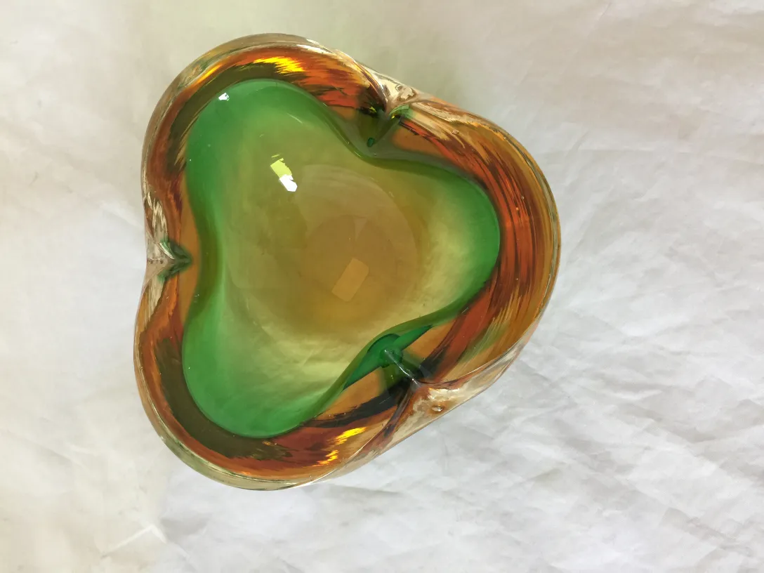 ciotola di vetro di murano antico a forma di cuore con miscela di verde e arancione, sfondo bianco