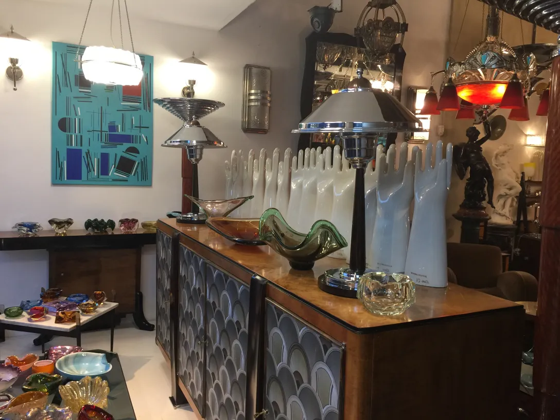 varios objetos de cristal de murano en una vitrina antigua, coloridos y decorativos