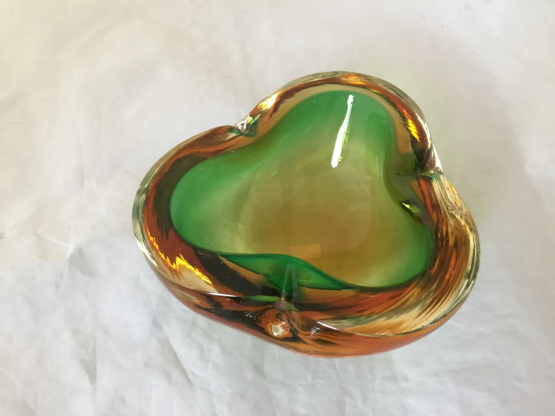 lindo cristal de murano com formato irregular, tons verdes e âmbar