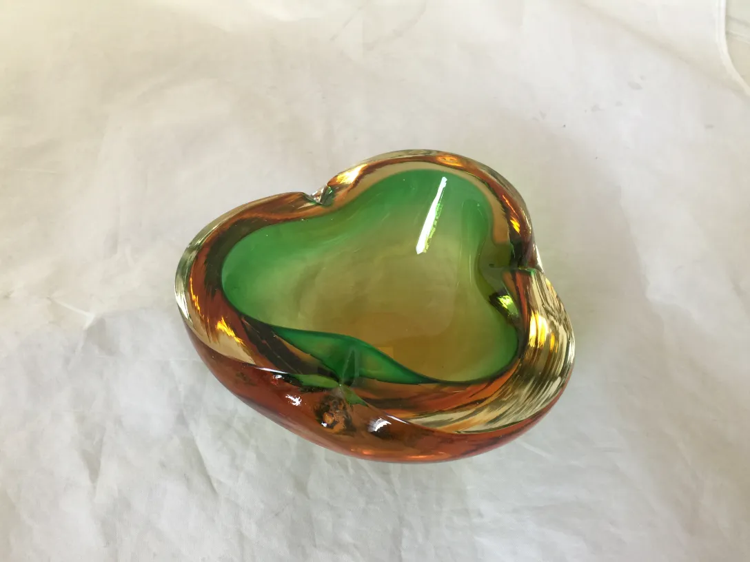 cristal de murano em forma de coração com cores verde e âmbar