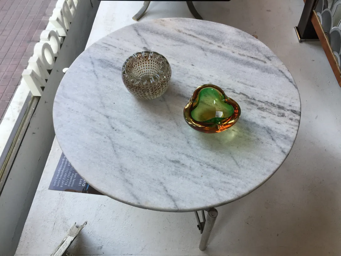 decoración antigua de cristal de murano en la mesa