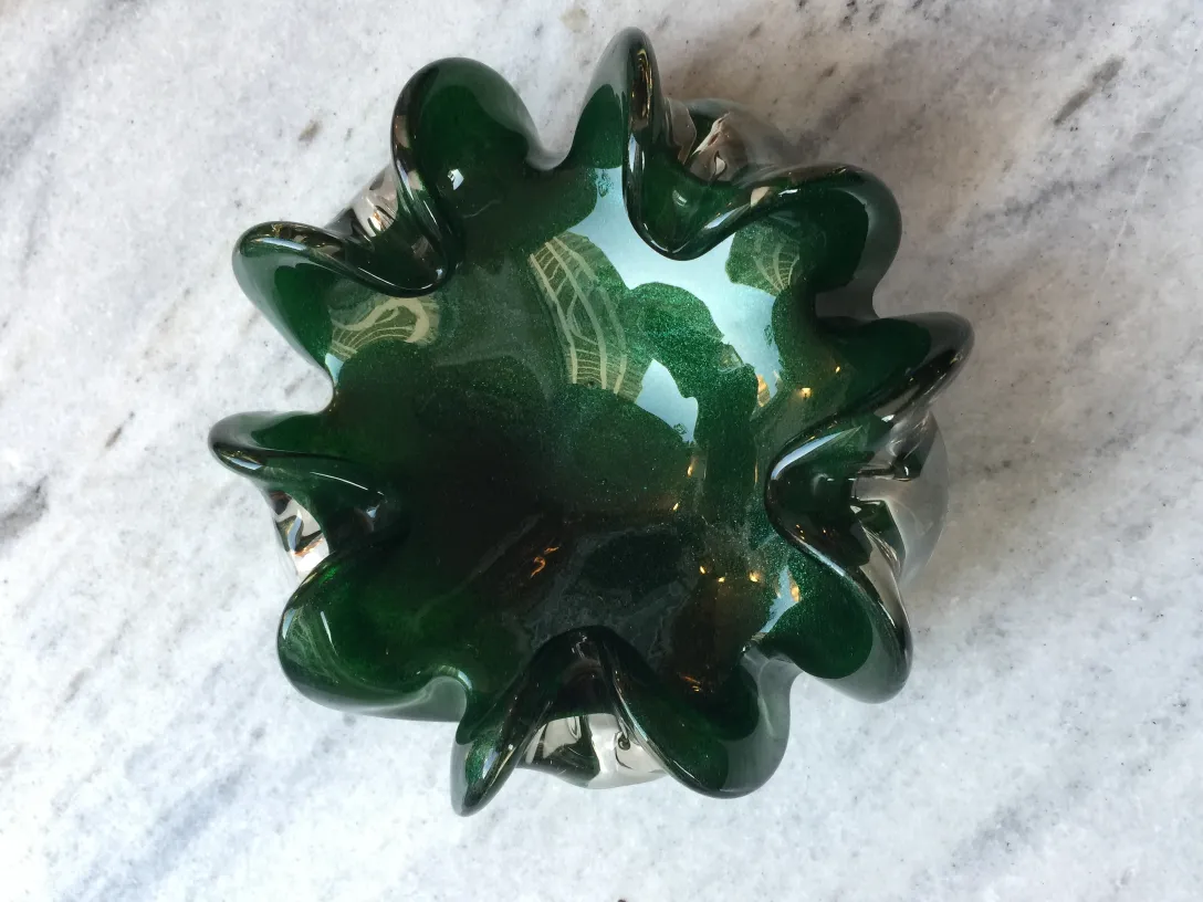 tigela antiga de cristal de Murano verde com bordas onduladas