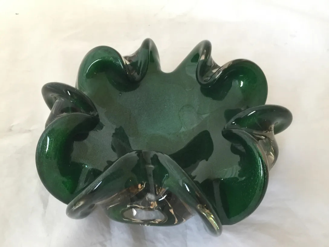 hermosa antigüedad de cristal de murano verde con formas onduladas