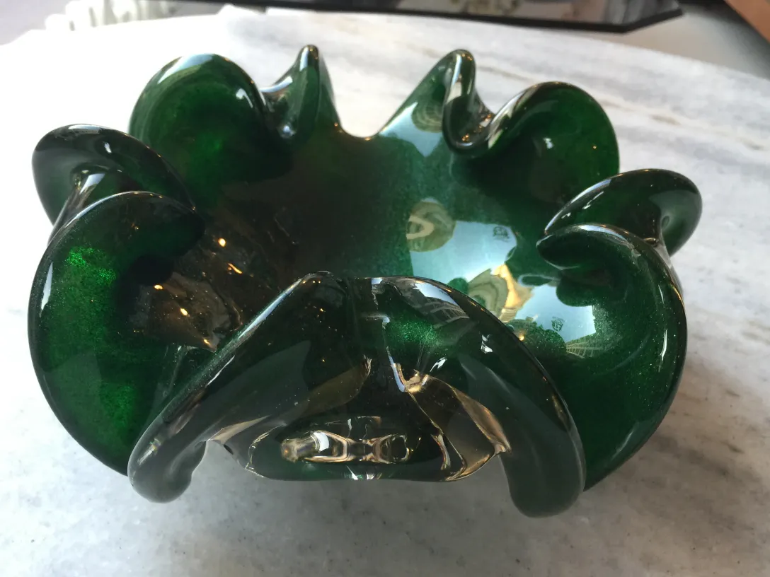 ciotola antica in vetro di murano verde con bordi ondulati