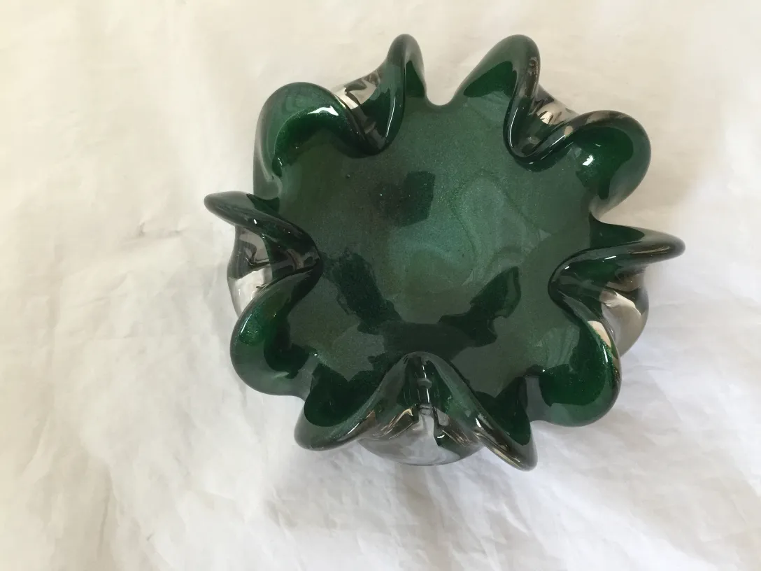 antiguo cristal de murano verde con borde ondulado