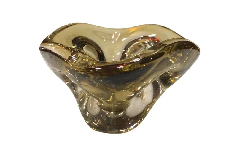 Cristal de Murano antiguo con formas onduladas y color suave, decorativo, ideal para exhibición.