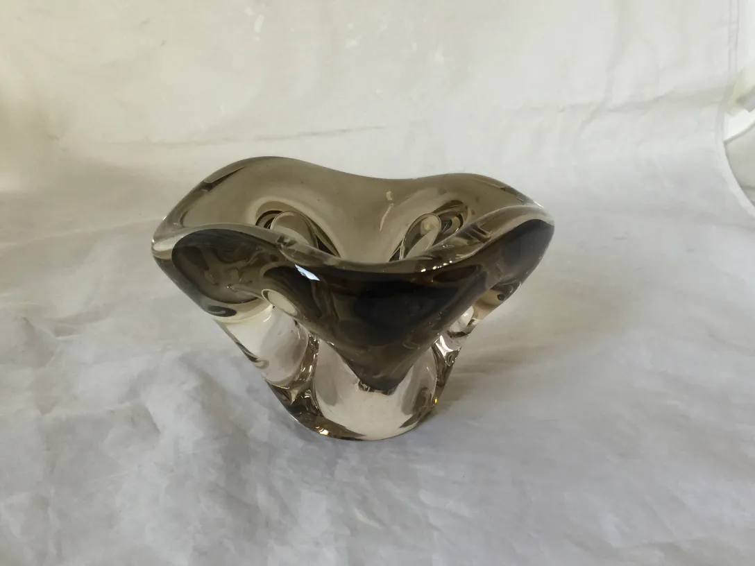 cristal de murano com formas fluidas e tons escuros