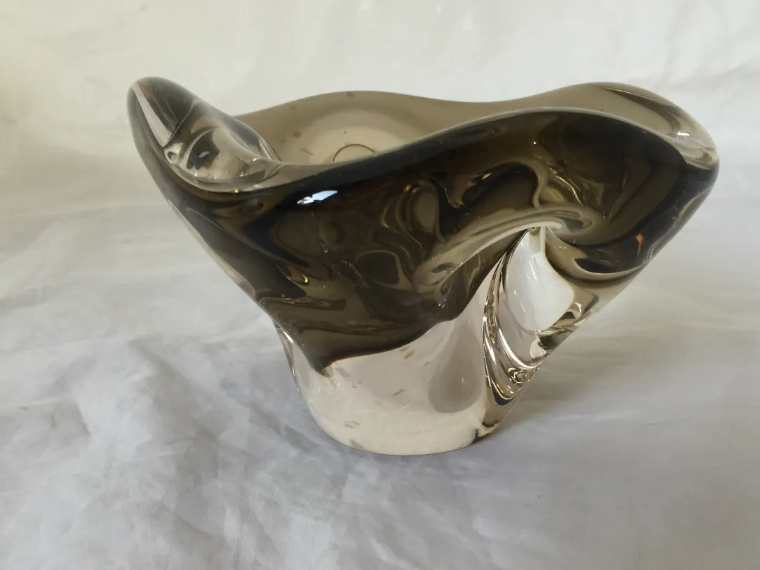 elegante peça antiga de cristal de murano em tons escuros e formas fluidas