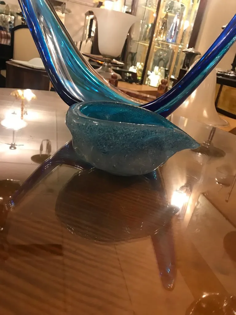 Antikes Murano-Glas in dekorativer hellblauer Form