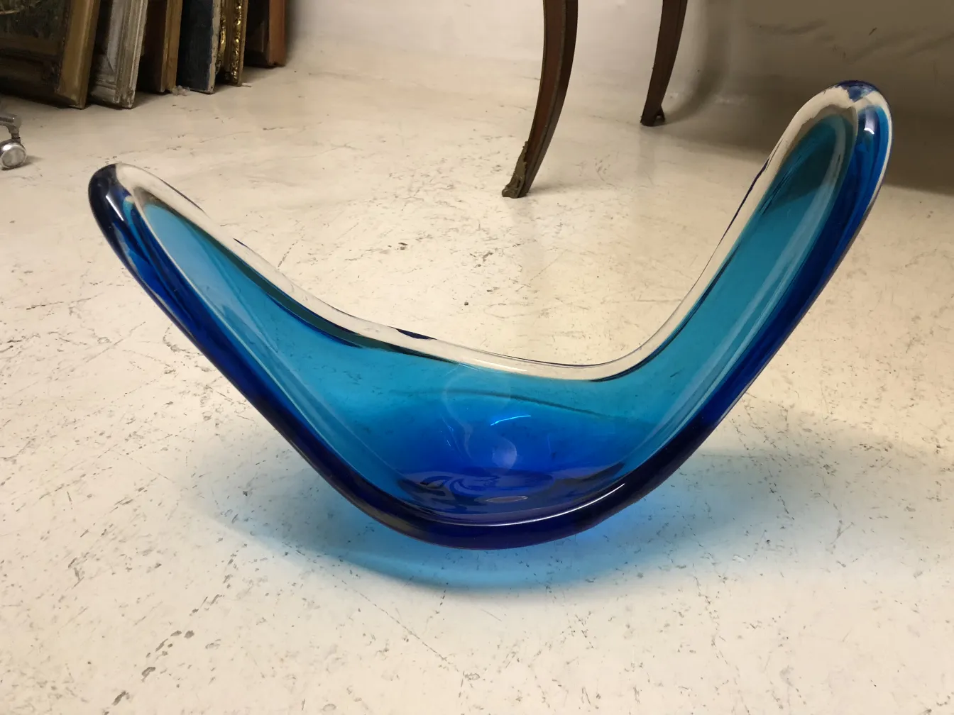 antico vetro di murano blu con forma elegante