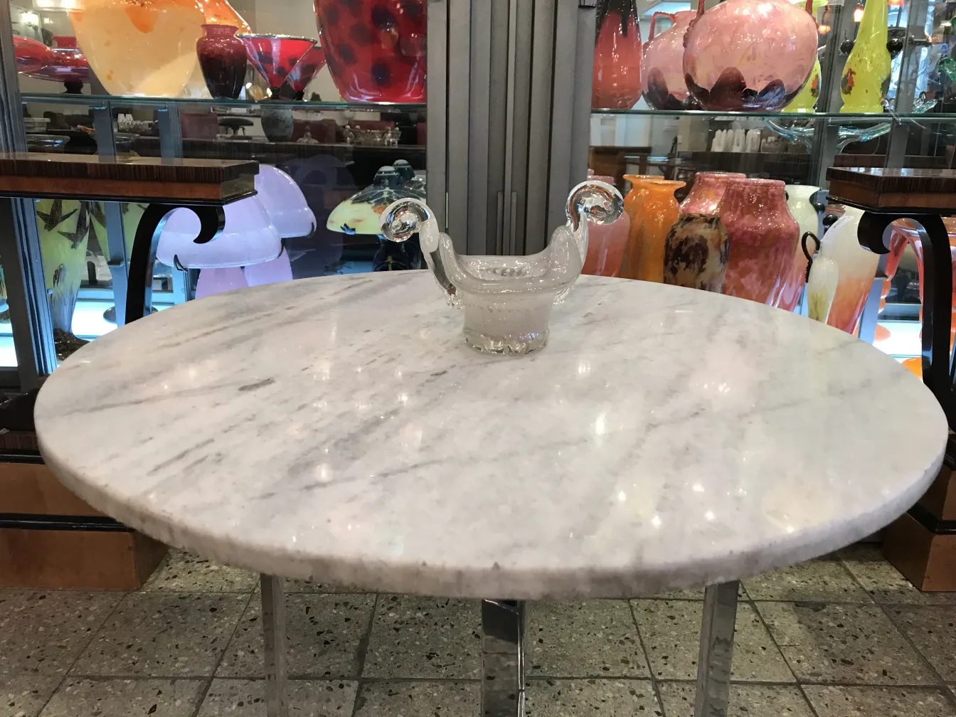 鸟形穆拉诺玻璃雕塑，五彩背景