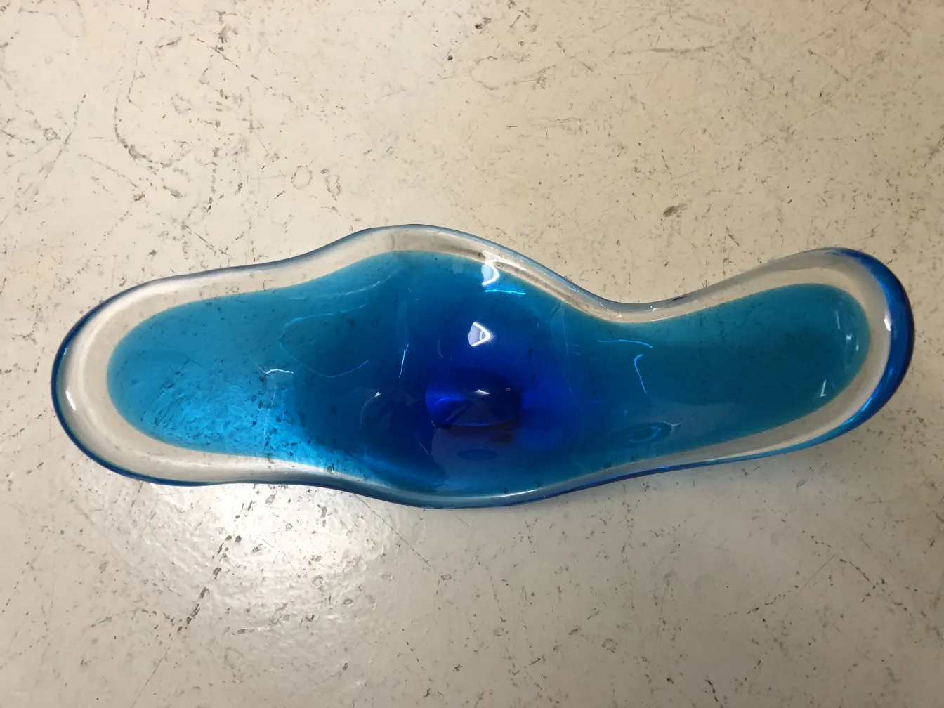 Cristal de Murano antiguo en forma ondulada, color azul intenso