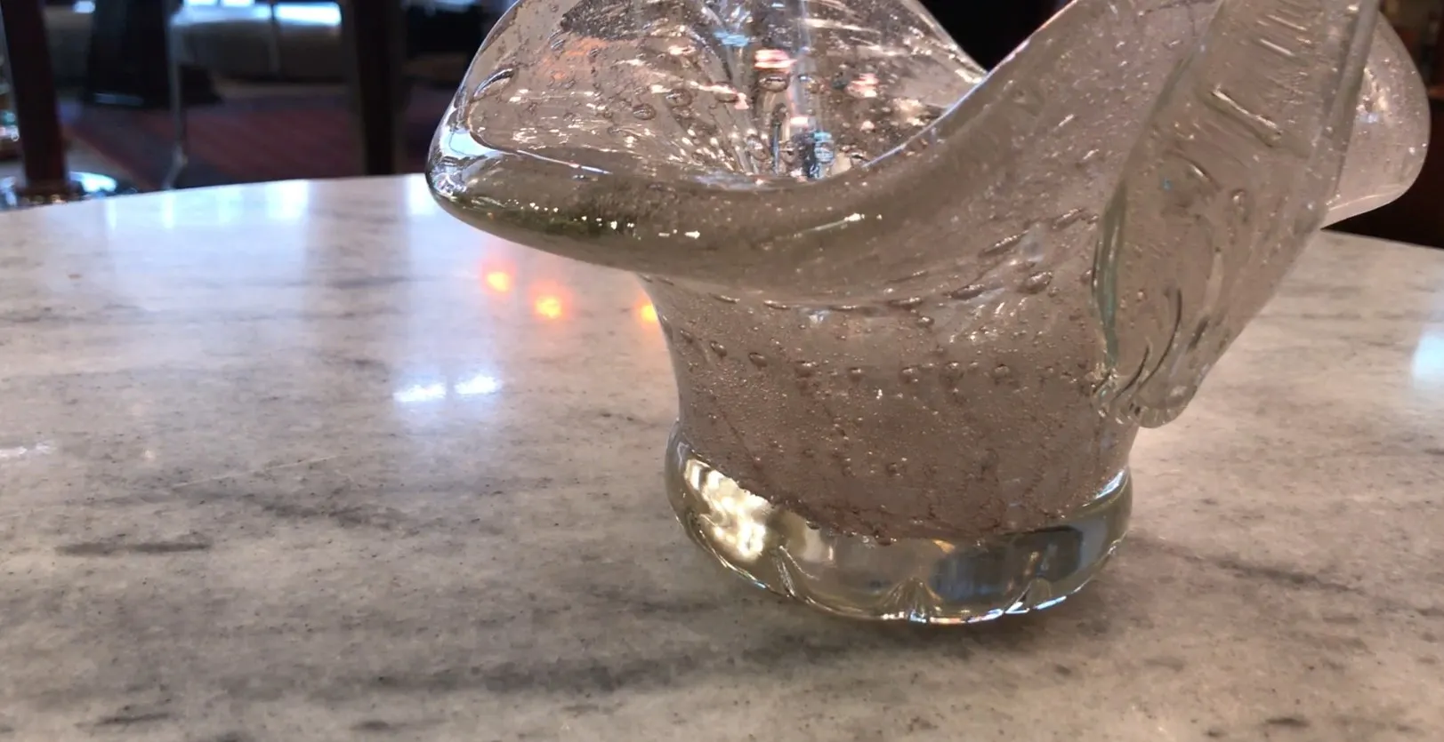 peça antiga de cristal de murano com forma fluida e elementos decorativos