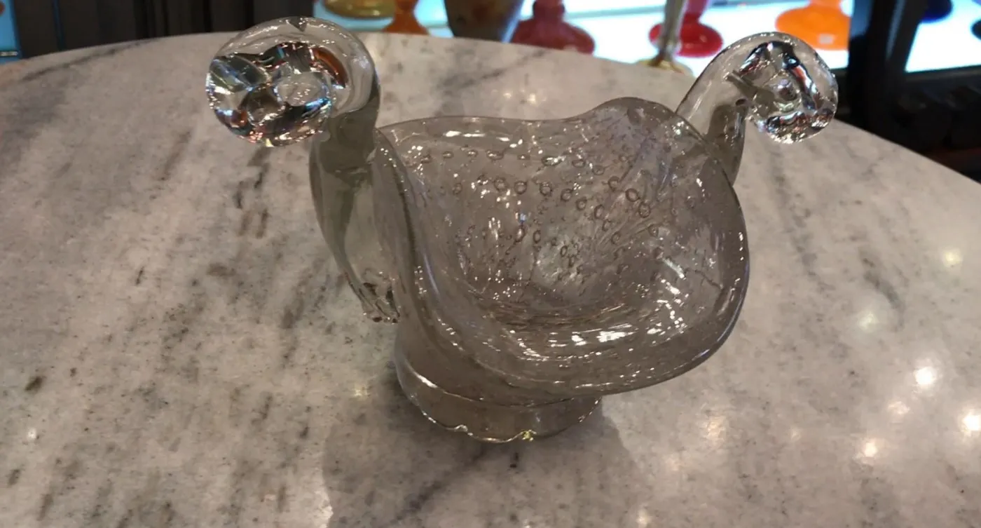 pieza de cristal de murano con formas orgánicas y burbujas
