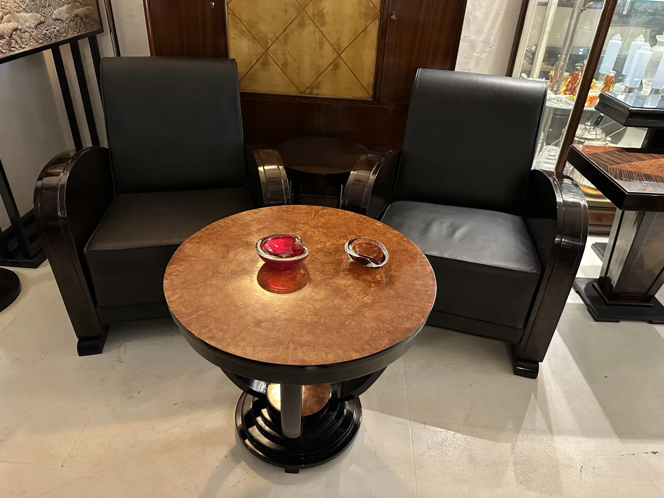 Antico vetro di Murano con dettagli decorativi in un ambiente elegante.