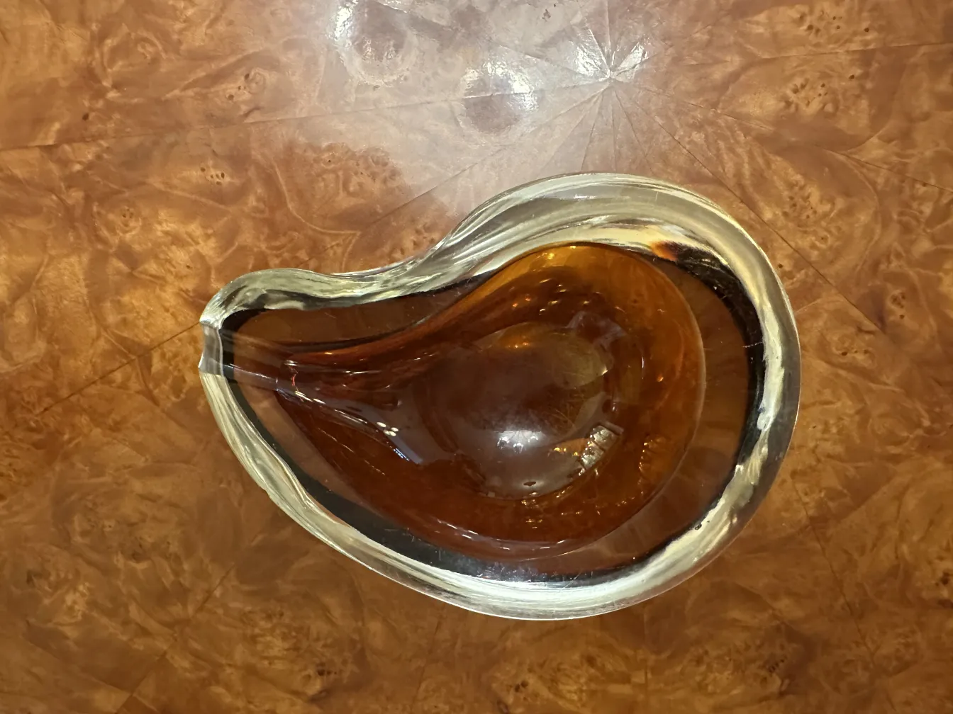 peça decorativa antiga de cristal de murano em tons marrons e claros