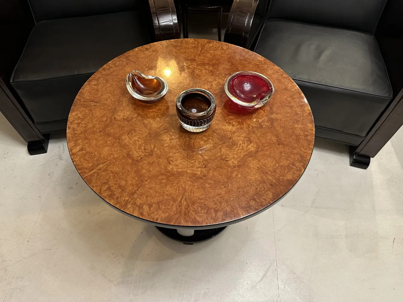 trois pièces de verrerie décorative ancienne sur la table