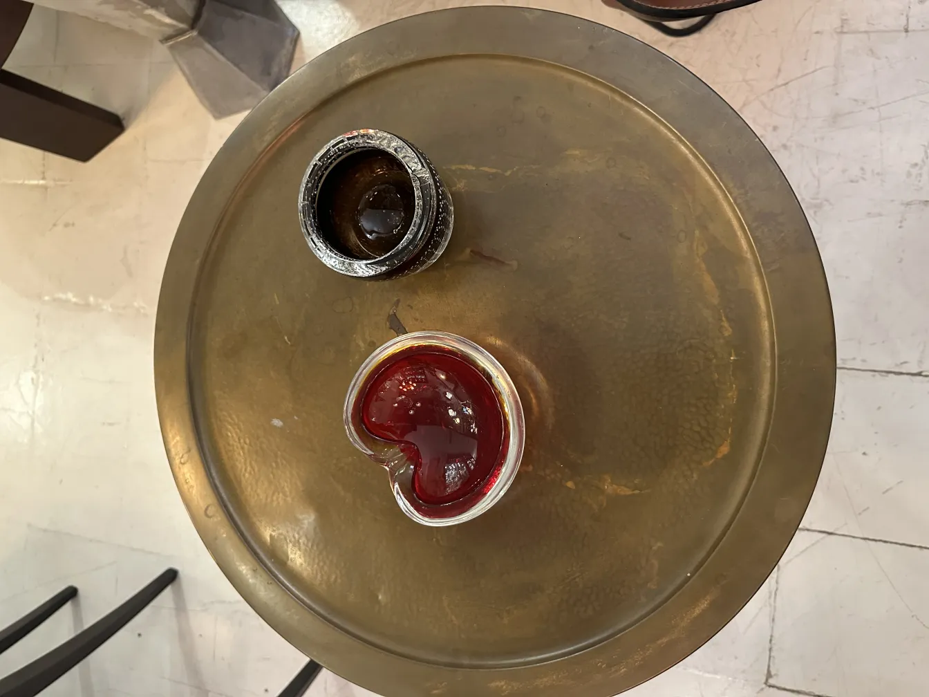 antigo cristal de murano em forma de coração sobre bandeja de metal