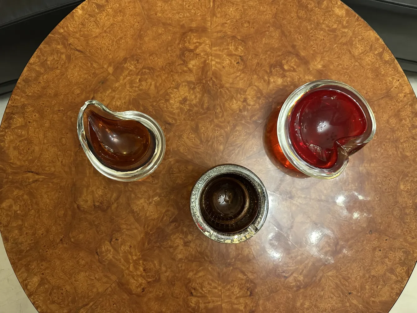 Trois pièces en cristal de Murano sur une table en bois