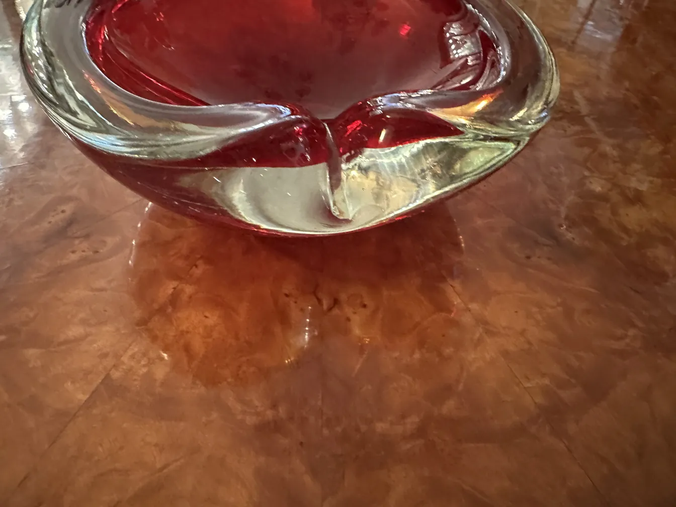 Cristal de Murano rojo en forma elegante sobre mesa
