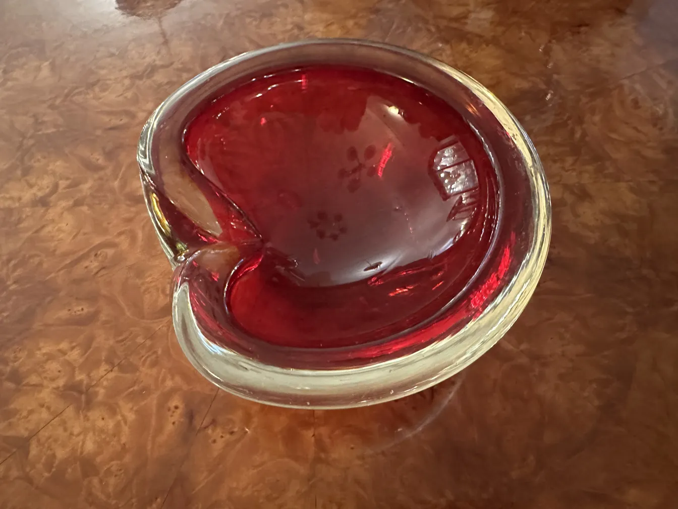 장식적인 하트 모양의 고대 무라노 유리 빨강