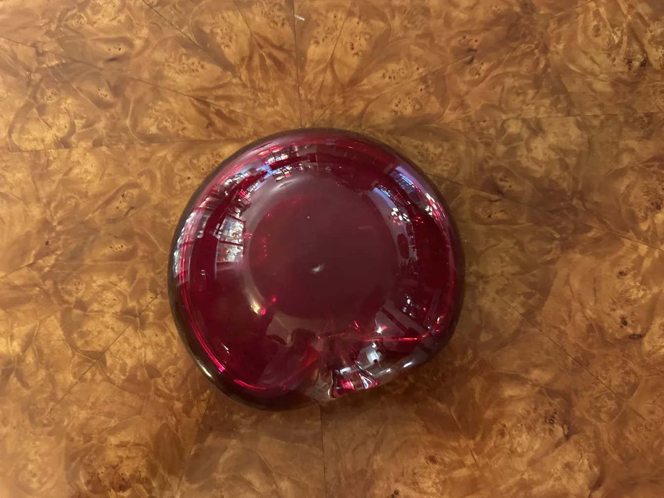 tigela decorativa vermelha de cristal de murano sobre mesa