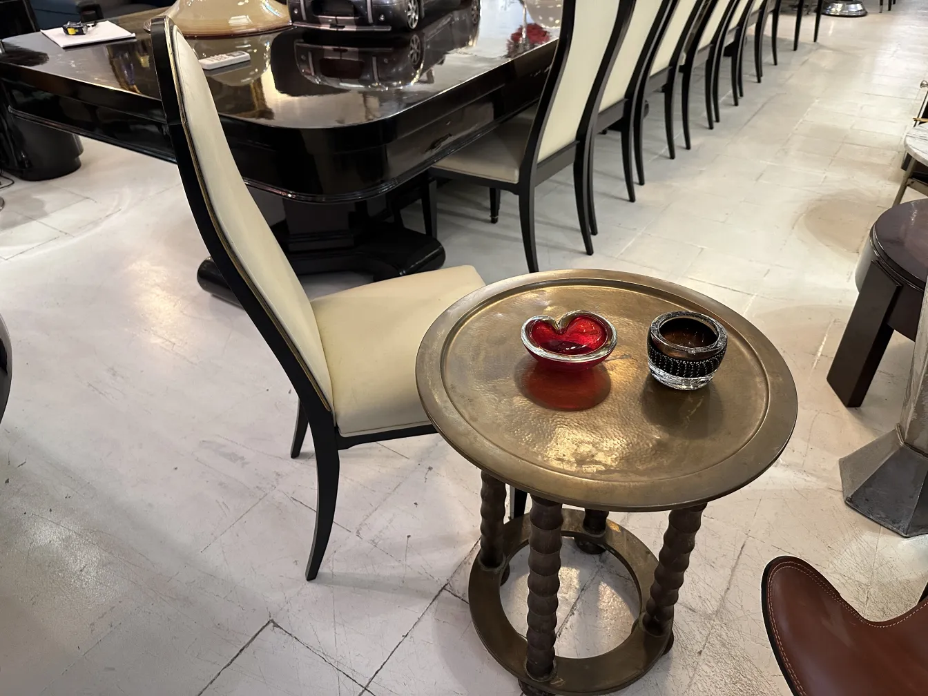 copo decorativo de cristal de murano em forma de coração, vermelho e preto, sobre mesa