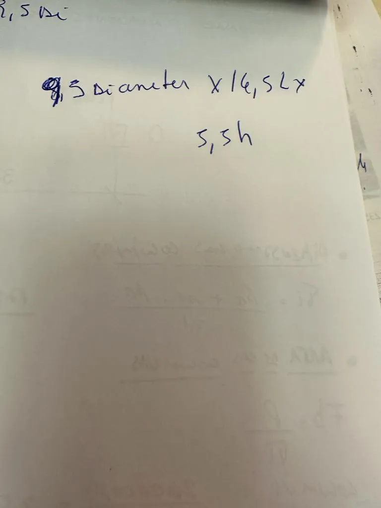 带有古老玻璃测量和注释的图纸